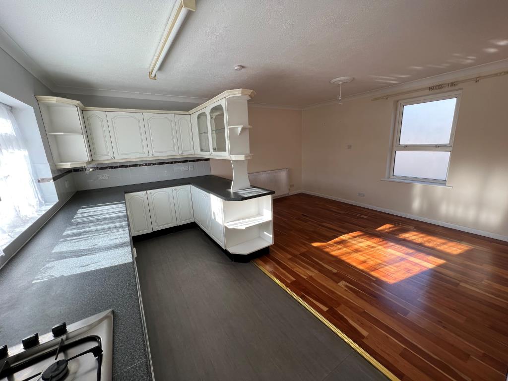 Lot: 64 - FREEHOLD TOWN CENTRE BUILDING ARRANGED AS TWO FLATS - Ground Floor Flat Kitchen/Dining Room